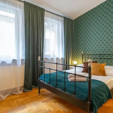 Domus Krakowski 3-bedroom Apt.